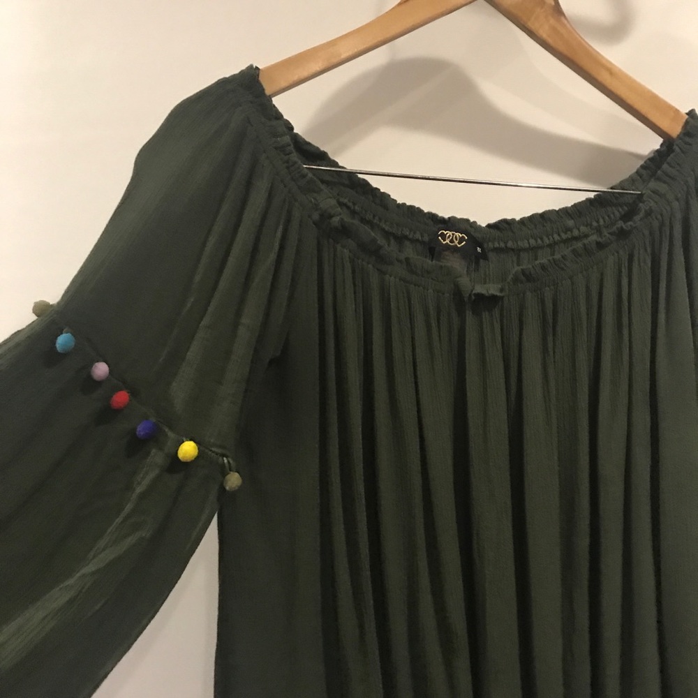 🚌 Off The Shoulder Green Pom Pom Blouse 1X - Picture 4 of 6